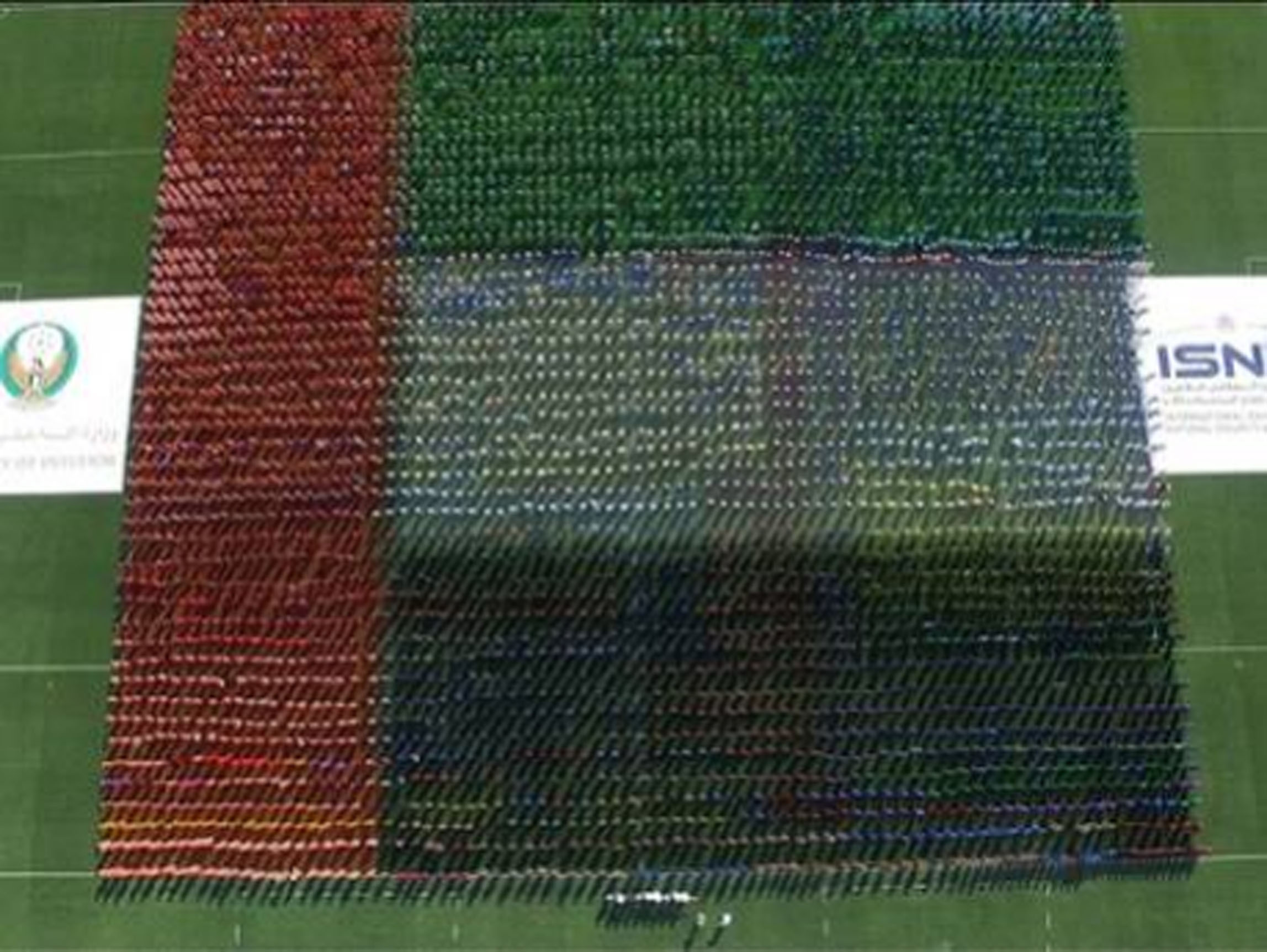 تشكيل_علم_الدولة_في_أكبر_تجمع_بشري_بخوذة_السلامة