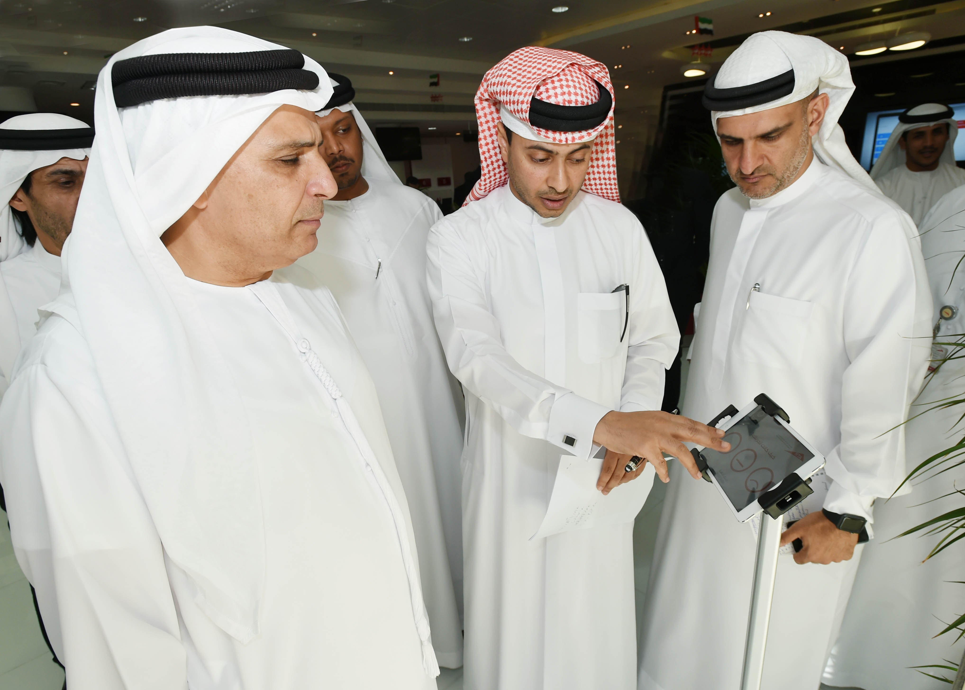 الطاير_يدشن_المركز_الذكي_لخدمة_المتعاملين_في_البرشاء