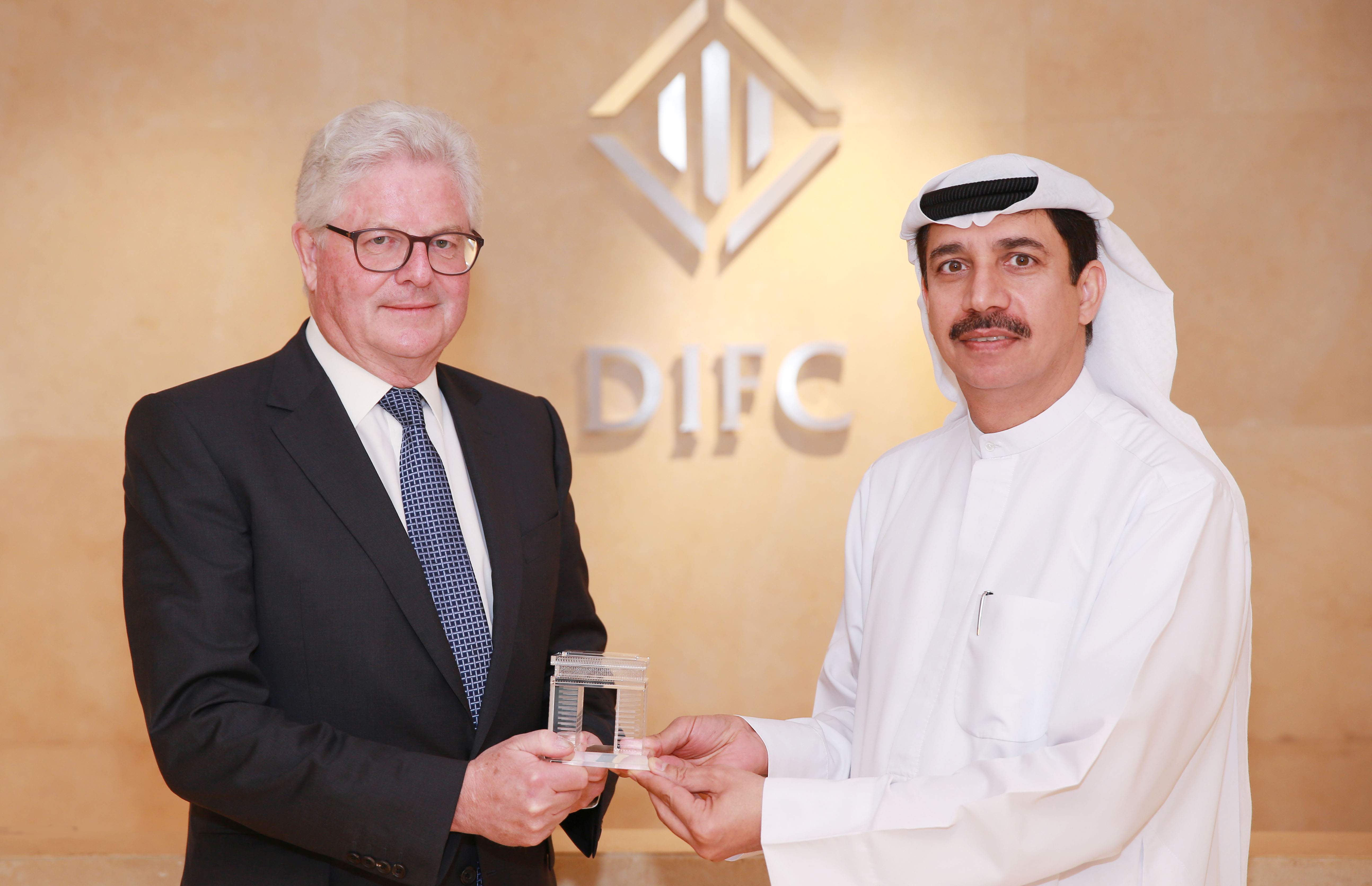 محافظ_مركز_دبي_المالي_العالمي_يستقبل_رئيس_مجلس_إدارة_لويدز